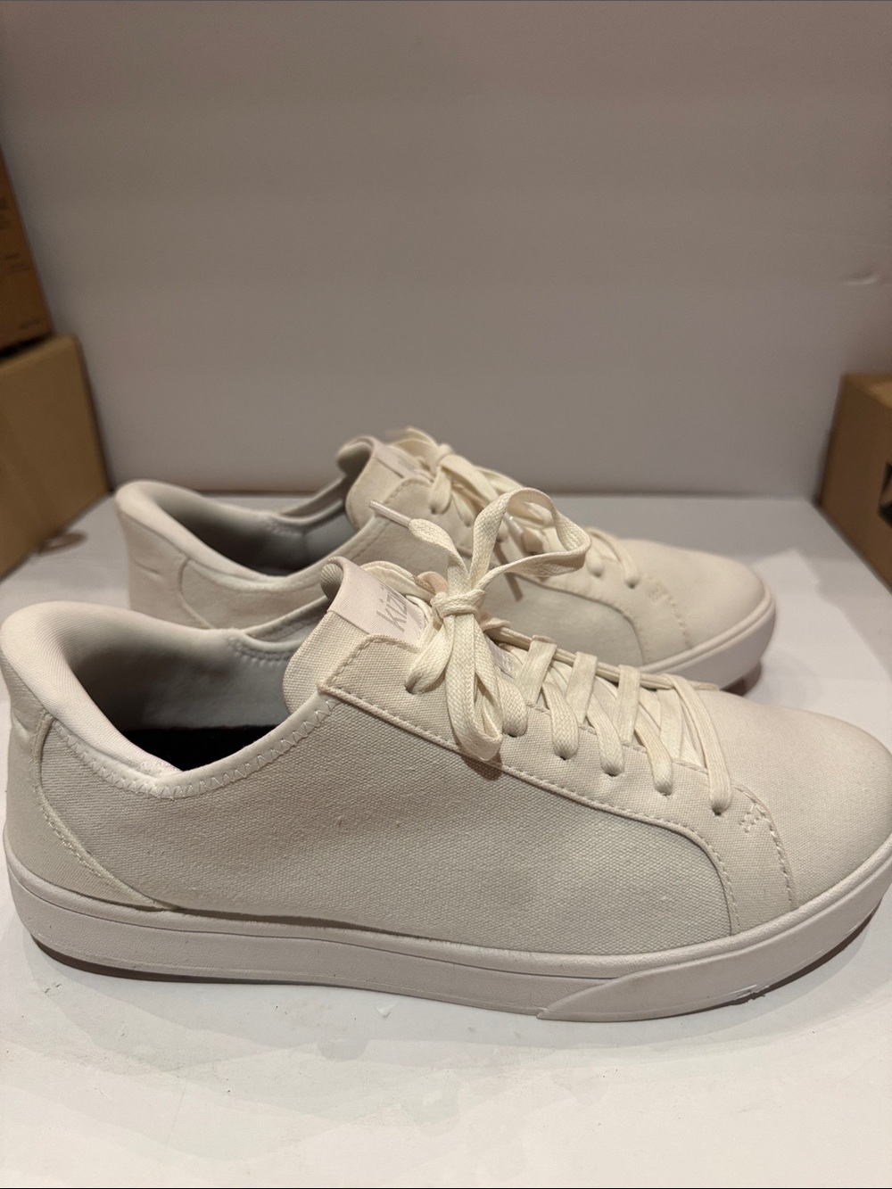 Classic mens  kizik Low-Top Canvas Sneakers in Cream